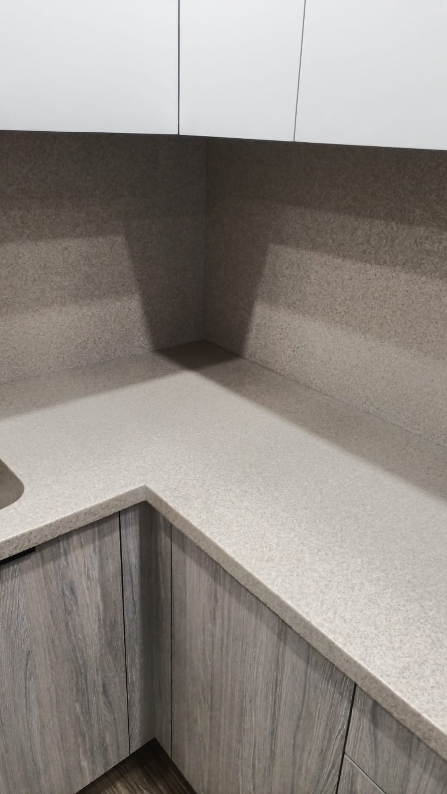 Столешница для кухни с интегрированной мойкой и стеновой панелью  