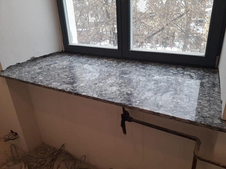 Прямой подоконник из кварцевого агломерата Прямой подоконник из кварцевого агломерата